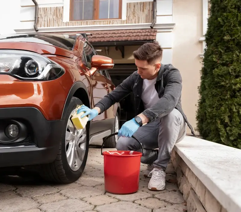 Lavage auto à domicile Triors : professionnel intervenant sur un véhicule